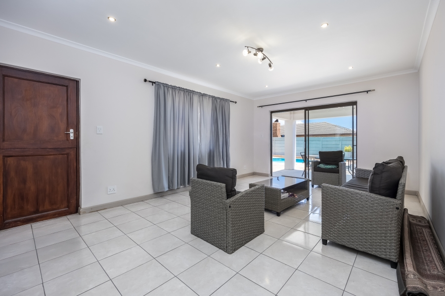 3 Bedroom Property for Sale in Jakarandas Western Cape